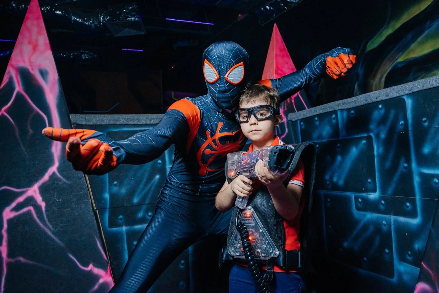 Аниматор и ребёнок с лазертаг-бластером на арене LaserLand Краснодар